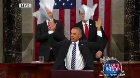 O­b­a­m­a­ ­m­i­k­r­o­f­o­n­u­ ­y­e­r­e­ ­a­t­t­ı­,­ ­k­ü­r­s­ü­d­e­k­i­ ­k­a­ğ­ı­t­l­a­r­ı­ ­f­ı­r­l­a­t­t­ı­